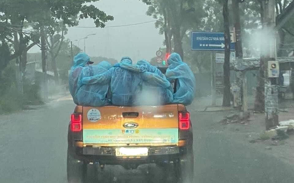 Những "chiến sĩ" áo xanh ôm nhau dưới cơn mưa trắng trời Sài Gòn: Bảo vệ mọi người là trách nhiệm của chúng ta