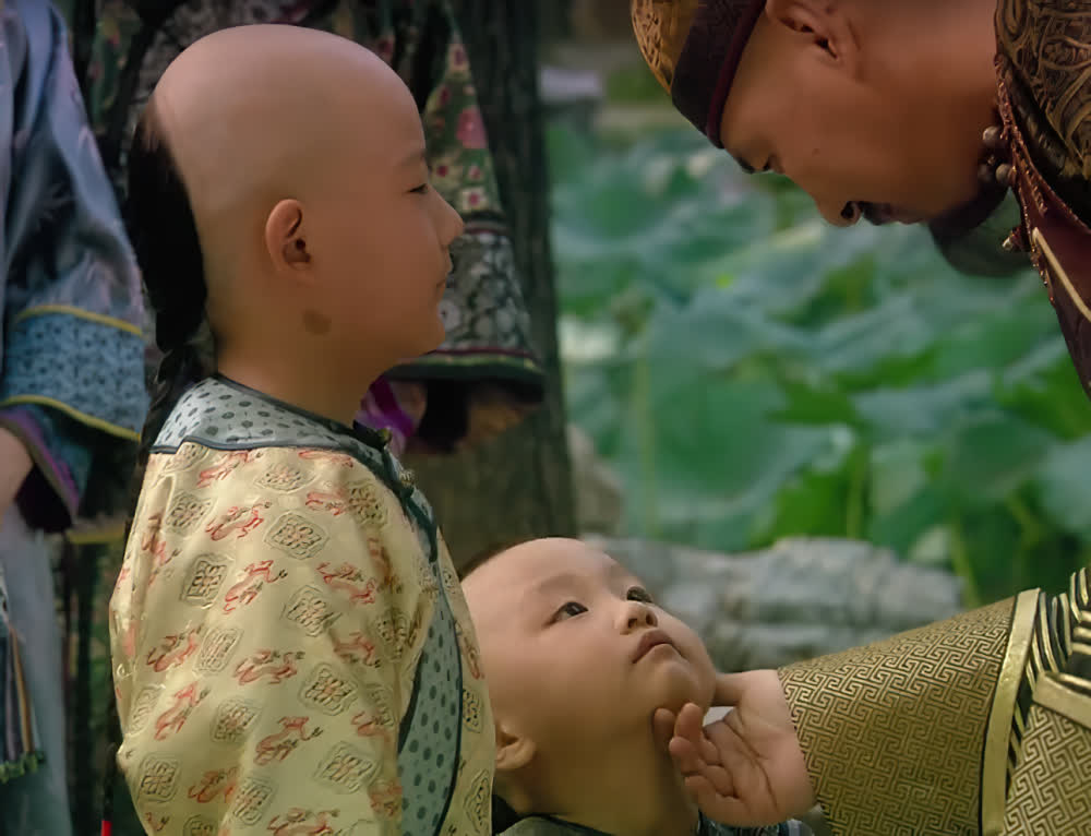 Ch&acirc;n Ho&agrave;n đ&atilde; bị ho&agrave;ng đế ph&aacute;t hiện ngoại t&igrave;nh từ l&acirc;u, bằng chứng t&iacute; tẹo c&oacute; tr&ecirc;n người đứa b&eacute; chứ đ&acirc;u! - Ảnh 4.