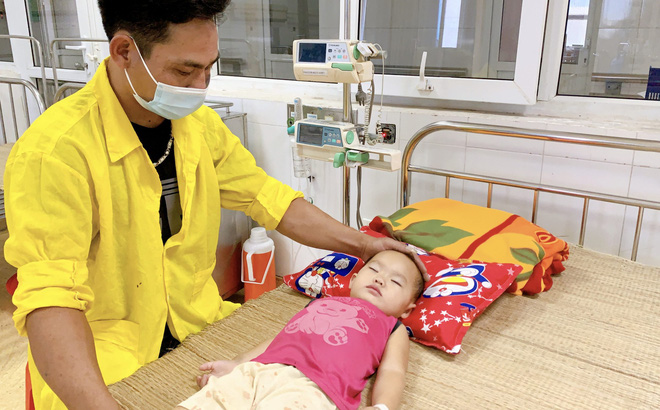 Bắc Giang: Mắc kẹt trong &ocirc; t&ocirc;, chị ngất lịm, em g&aacute;i 22 th&aacute;ng tuổi ngưng thở - Ảnh 1.
