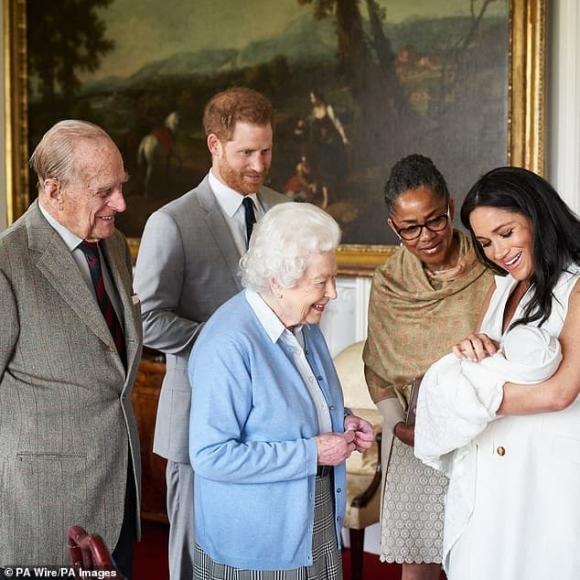 Nhà Meghan Markle muốn về hoàng gia làm lễ rửa tội cho con gái nhưng đưa ra 1 điều kiện gây phẫn nộ - Ảnh 2.