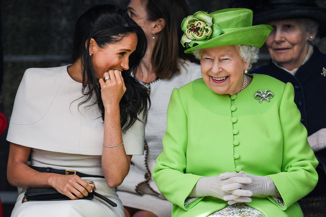 Phản ứng của Nữ hoàng Anh khi nhà Meghan Markle muốn về hoàng gia làm lễ rửa tội cho con gái - Ảnh 2.