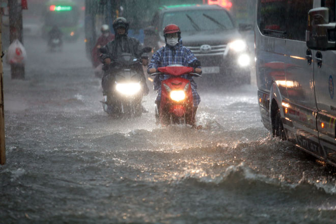 Xuất hiện vùng áp thấp trên Biển Đông, Hà Nội mưa lớn nhiều ngày - Ảnh 1.