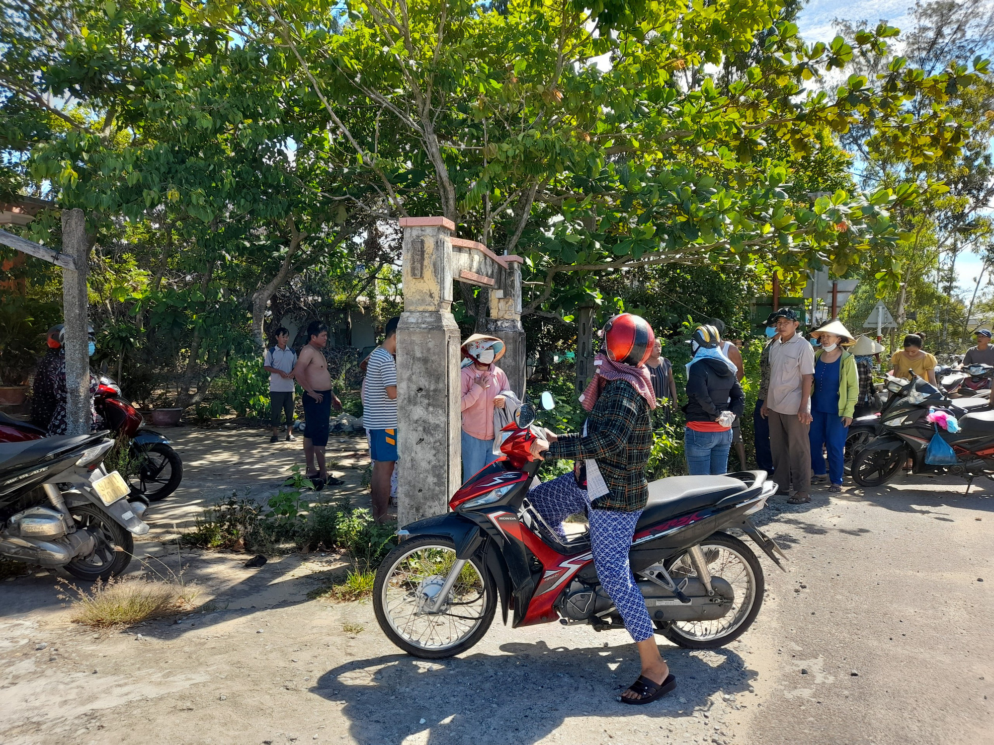 Bắt nghi phạm sát hại thầy Hiệu trưởng ở Quảng Nam: Là nam sinh vừa học xong lớp 9 - Ảnh 2. Bắt nghi phạm sát hại thầy Hiệu trưởng ở Quảng Nam: Là nam sinh vừa học xong lớp 9 - Ảnh 2.