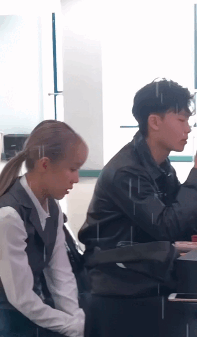 Hậu Ho&agrave;ng lộ r&otilde; vẻ lo lắng trong hậu trường, h&oacute;a ra đ&acirc;y l&agrave; l&yacute; do thi kh&ocirc;ng tốt ở trận đấu Kpop? - Ảnh 2.