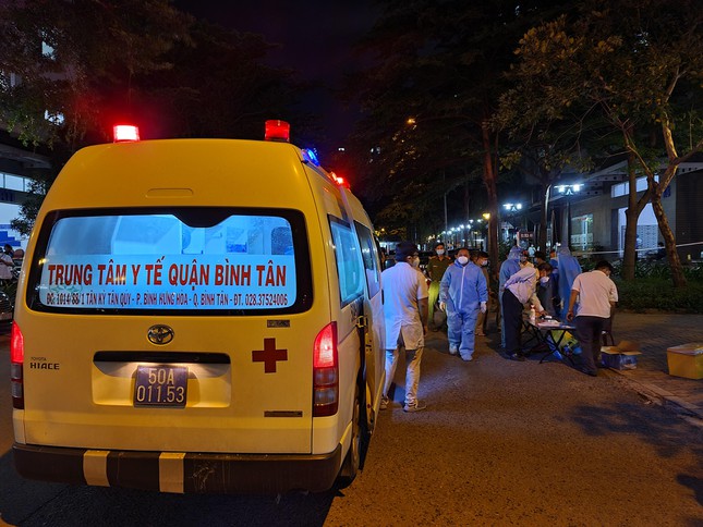 Chủ tịch TP.HCM y&ecirc;u cầu huy động to&agrave;n bộ xe cứu thương vận chuyển F0 - Ảnh 1.