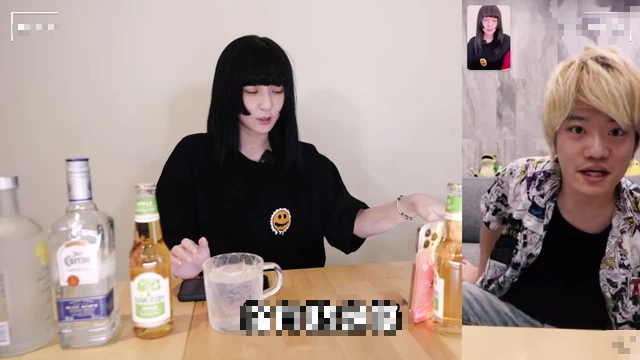 Bất chấp bạn b&egrave; ngăn cản, nữ YouTuber vẫn nốc rượu li&ecirc;n tiếp tr&ecirc;n s&oacute;ng khiến CĐM đồng loạt tẩy chay - Ảnh 2.