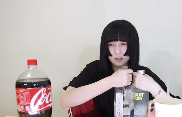Bất chấp bạn b&egrave; ngăn cản, nữ YouTuber vẫn nốc rượu li&ecirc;n tiếp tr&ecirc;n s&oacute;ng khiến CĐM đồng loạt tẩy chay - Ảnh 3.
