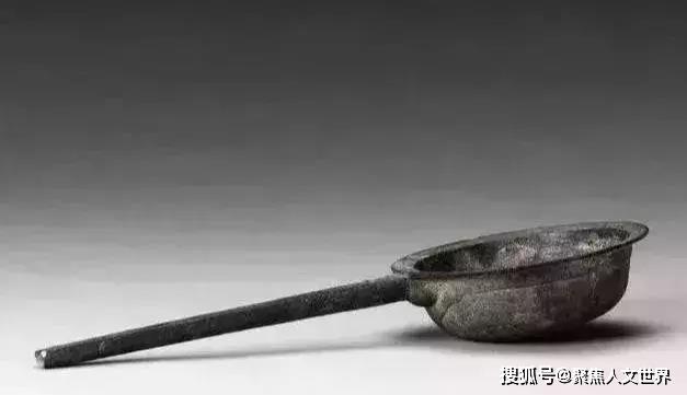  Anh công nhân đào được cái gáo gỉ sét, đem về múc nước suốt 10 năm, chuyên gia ngỡ ngàng: Sao cậu dám?  - Ảnh 2.