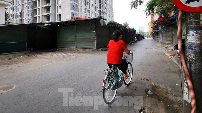 Thiên đường mua sắm của sinh viên Hà Nội “cửa đóng then cài” giữa đại dịch COVID-19 - Ảnh 8.