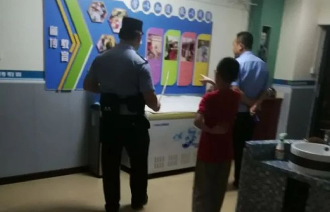 Con trai mệt mỏi, mẹ phẫn nộ ph&aacute;t hiện ra to&agrave;n th&acirc;n con đầy vết bầm t&iacute;m, h&agrave;nh vi mất nh&acirc;n t&iacute;nh của trung t&acirc;m luyện thi bị vạch trần - Ảnh 4.