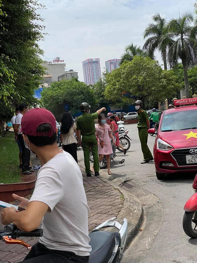 Bị người vợ tìm đến tận nơi túm tóc đánh ghen, tiểu tam còn gân cổ cãi cùn: Cháu không bao giờ tán anh ấy trước, phải do đàn ông chứ - Ảnh 3. Bị người vợ tìm đến tận nơi túm tóc đánh ghen, tiểu tam còn gân cổ cãi cùn: Cháu không bao giờ tán anh ấy trước, phải do đàn ông chứ - Ảnh 3.