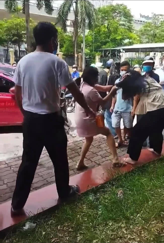 Bị người vợ tìm đến tận nơi túm tóc đánh ghen, tiểu tam còn gân cổ cãi cùn: Cháu không bao giờ tán anh ấy trước, phải do đàn ông chứ - Ảnh 2. Bị người vợ tìm đến tận nơi túm tóc đánh ghen, tiểu tam còn gân cổ cãi cùn: Cháu không bao giờ tán anh ấy trước, phải do đàn ông chứ - Ảnh 2.