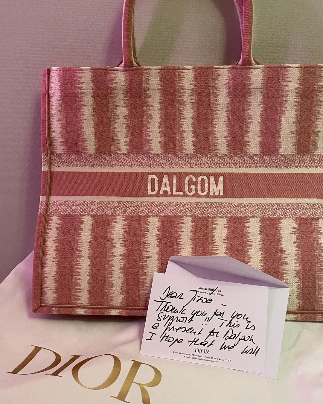 Jisoo dùng túi xách Dior mới nhất trong chuyến đi đến Việt Nam