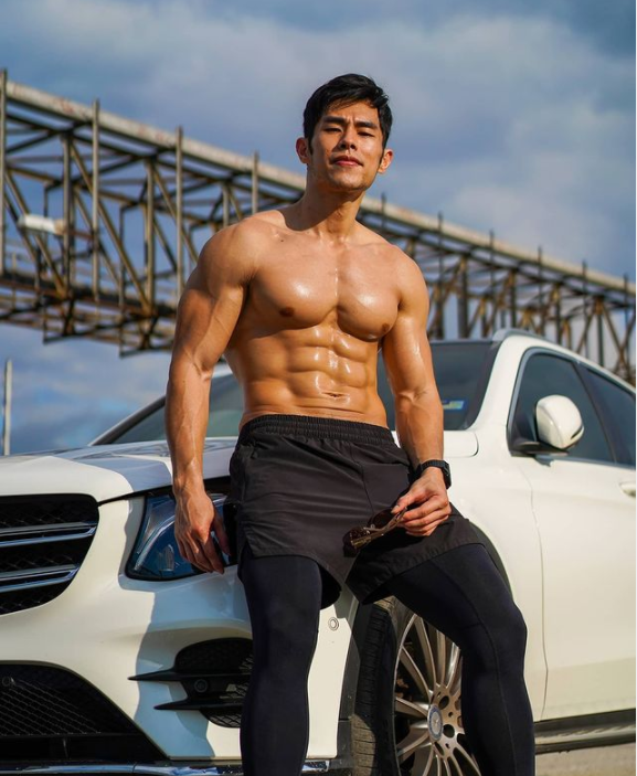 Từng nổi toàn mạng châu Á vì bức ảnh chụp trộm vu vơ ngoài chợ, “hot boy bán sầu riêng” 6 múi năm nào giờ có cuộc sống đổi đời ra sao? - Ảnh 9. Từng nổi toàn mạng châu Á vì bức ảnh chụp trộm vu vơ ngoài chợ, “hot boy bán sầu riêng” 6 múi năm nào giờ có cuộc sống đổi đời ra sao? - Ảnh 9.