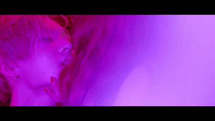 Những cảnh quay thân mật trong MV Kpop: HyunA biến MV thành phim 18+, BLACKPINK ôm trai lạ còn non và xanh lắm - Ảnh 7.