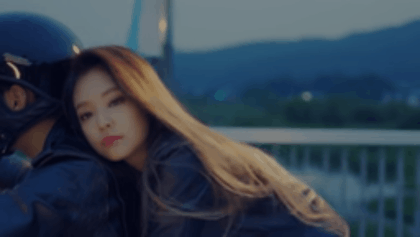 Những cảnh quay thân mật trong MV Kpop: HyunA biến MV thành phim 18+, BLACKPINK ôm trai lạ còn non và xanh lắm - Ảnh 15.