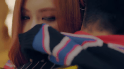 Những cảnh quay thân mật trong MV Kpop: HyunA biến MV thành phim 18+, BLACKPINK ôm trai lạ còn non và xanh lắm - Ảnh 16.