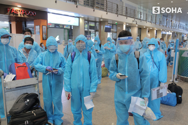 Bà lão bán vé số ở Sài Gòn trên chuyến bay đặc biệt về Bình Định: Mấy nay chẳng còn tiền... già nên càng sợ bệnh tật hơn - Ảnh 1.