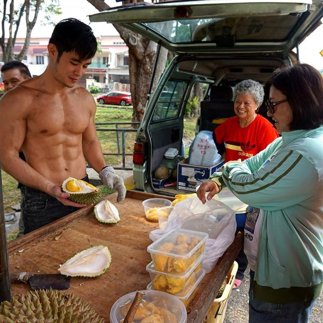Từng nổi toàn mạng châu Á vì bức ảnh chụp trộm vu vơ ngoài chợ, “hot boy bán sầu riêng” 6 múi năm nào giờ có cuộc sống đổi đời ra sao? - Ảnh 1. Từng nổi toàn mạng châu Á vì bức ảnh chụp trộm vu vơ ngoài chợ, “hot boy bán sầu riêng” 6 múi năm nào giờ có cuộc sống đổi đời ra sao? - Ảnh 1.
