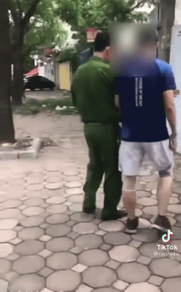 Clip gây bức xúc: Ra ngoài chạy bộ không đeo khẩu trang, bị công an mời về xử lí nhưng kiên quyết không chấp hành - Ảnh 2. Clip gây bức xúc: Ra ngoài chạy bộ không đeo khẩu trang, bị công an mời về xử lí nhưng kiên quyết không chấp hành - Ảnh 2.
