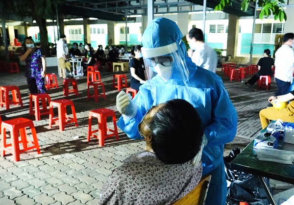 Chủ tịch Hội Kiểm so&aacute;t Nhiễm khuẩn: Nếu kh&ocirc;ng bỏ ngay giấy th&ocirc;ng h&agrave;nh x&eacute;t nghiệm &acirc;m t&iacute;nh, nguy cơ b&ugrave;ng dịch rất cao - Ảnh 1.
