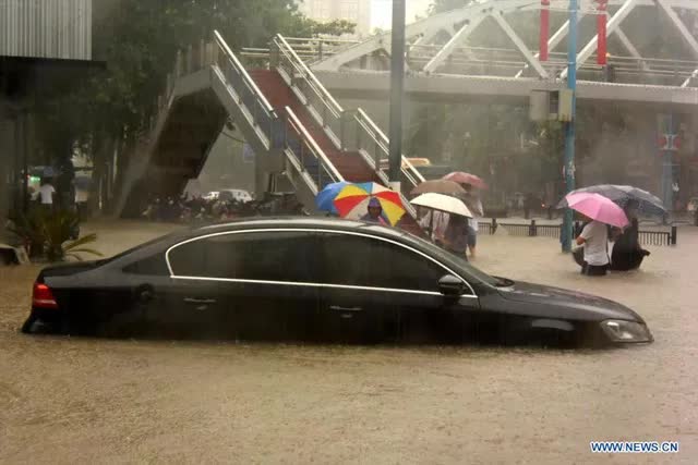 Mưa lớn nhấn chìm tỉnh Hà Nam, Trung Quốc nâng mức cảnh báo lũ lụt - Ảnh 1.