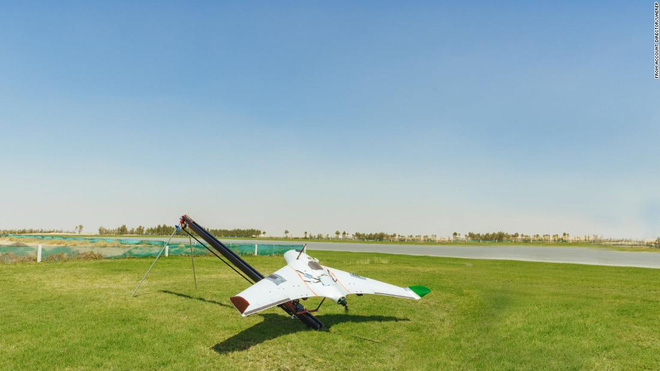 Giải quyết vấn nạn thiếu nước, các nhà khoa học UAE dùng drone phóng điện vào mây, gây ra mưa rào nhân tạo - Ảnh 2.