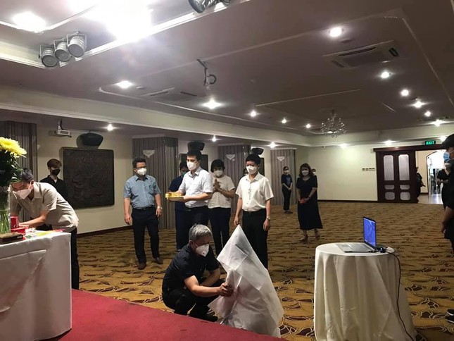 Cha đột ngột qua đời, nữ sinh vi&ecirc;n y đang chống dịch kh&ocirc;ng thể về chịu tang - Ảnh 2.