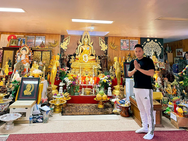 Cao Thái Sơn bị chỉ trích vì tư thế đứng phản cảm ở chùa, chính chủ lên tiếng giải thích có hợp lý? - Ảnh 2. Cao Thái Sơn bị chỉ trích vì tư thế đứng phản cảm ở chùa, chính chủ lên tiếng giải thích có hợp lý? - Ảnh 2.