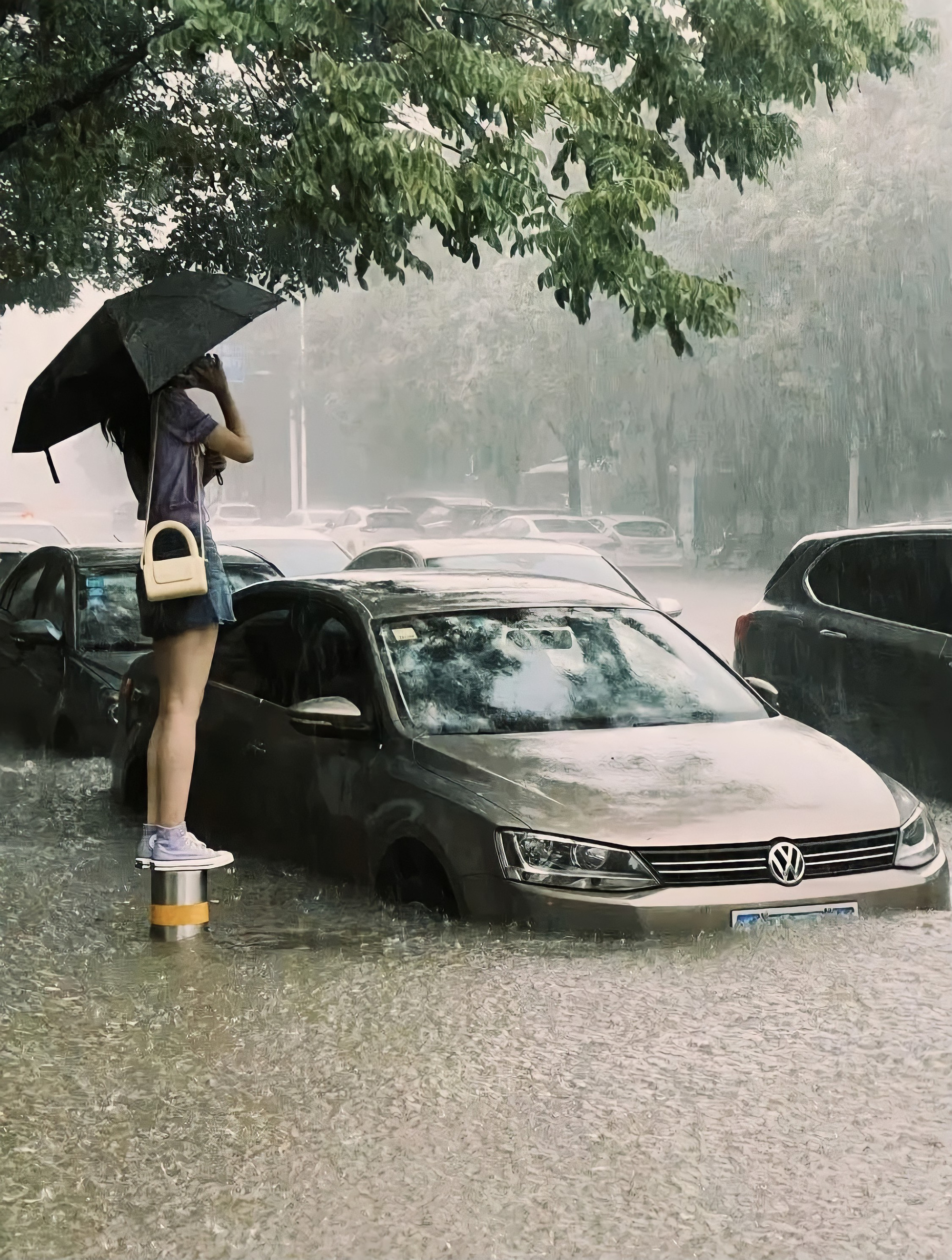 2 giờ kinh hoàng đối mặt với Tử thần của hàng trăm hành khách trên chuyến tàu bị mắc kẹt trong dòng nước lũ ngàn năm có một ở Trung Quốc - Ảnh 2. 2 giờ kinh hoàng đối mặt với Tử thần của hàng trăm hành khách trên chuyến tàu bị mắc kẹt trong dòng nước lũ ngàn năm có một ở Trung Quốc - Ảnh 2.