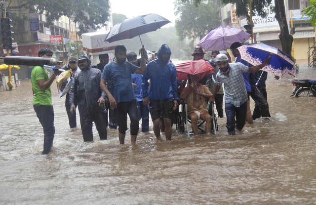 Lũ lụt, lở đất nghiêm trọng ở Ấn Độ khiến 129 người thiệt mạng - Ảnh 1.
