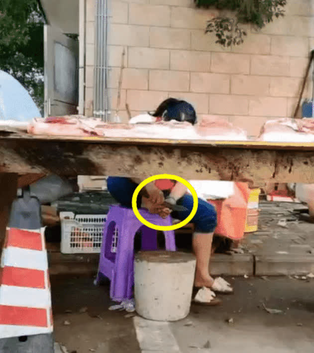 Hàng thịt vắng vẻ, bà chủ tranh thủ tút lại bộ móng, nhìn dụng cụ làm nail mà khách hàng chỉ buồn nôn - Ảnh 1.