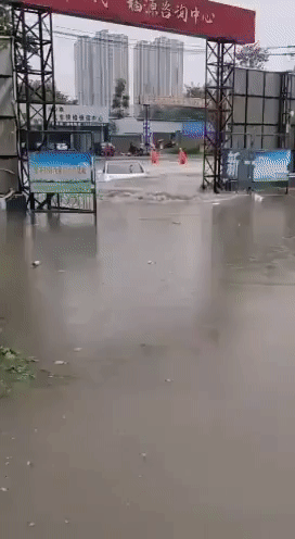 Dân mạng Trung Quốc trầm trồ nhìn xe điện lao băng băng giữa đường ngập nước - Ảnh 4.