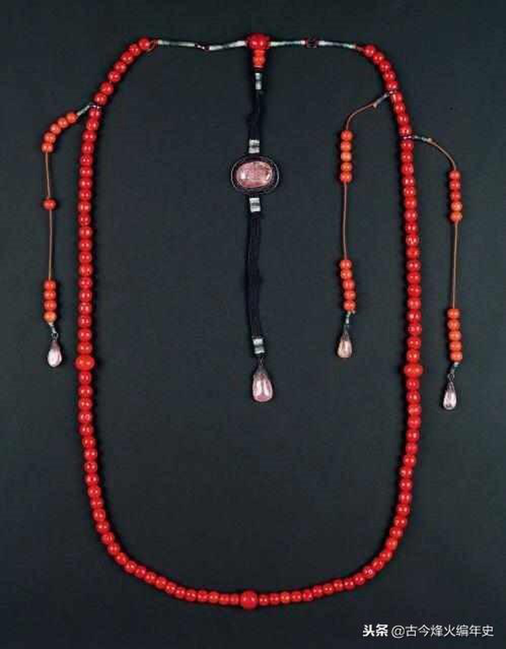  Bước v&agrave;o lăng mộ th&aacute;i gi&aacute;m L&yacute; Li&ecirc;n Anh, đội khảo cổ chết khiếp v&igrave; cảnh tượng &aacute;m ảnh b&ecirc;n trong quan t&agrave;i! - Ảnh 4.