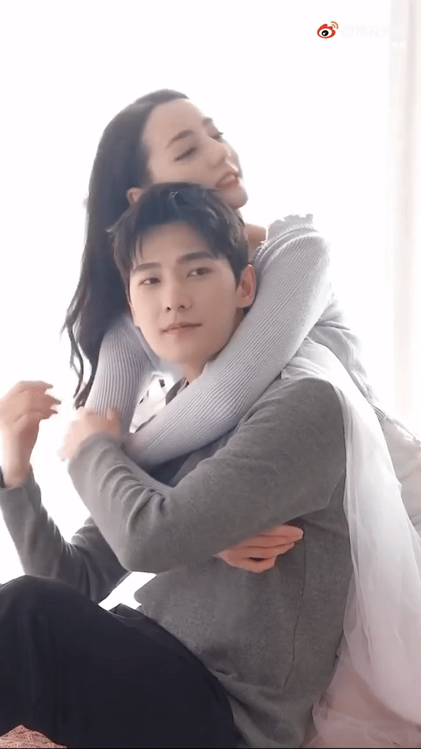 Dương Dương chủ động đòi hôn Địch Lệ Nhiệt Ba ở hậu trường, netizen ngỡ ngàng vì chemistry khác hẳn trên phim - Ảnh 7. Dương Dương chủ động đòi hôn Địch Lệ Nhiệt Ba ở hậu trường, netizen ngỡ ngàng vì chemistry khác hẳn trên phim - Ảnh 7.