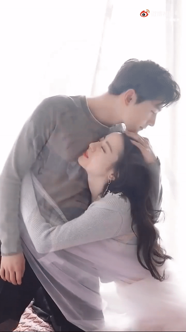 Dương Dương chủ động đòi hôn Địch Lệ Nhiệt Ba ở hậu trường, netizen ngỡ ngàng vì chemistry khác hẳn trên phim - Ảnh 8. Dương Dương chủ động đòi hôn Địch Lệ Nhiệt Ba ở hậu trường, netizen ngỡ ngàng vì chemistry khác hẳn trên phim - Ảnh 8.