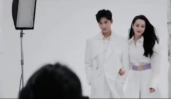 Dương Dương chủ động đòi hôn Địch Lệ Nhiệt Ba ở hậu trường, netizen ngỡ ngàng vì chemistry khác hẳn trên phim - Ảnh 3. Dương Dương chủ động đòi hôn Địch Lệ Nhiệt Ba ở hậu trường, netizen ngỡ ngàng vì chemistry khác hẳn trên phim - Ảnh 3.