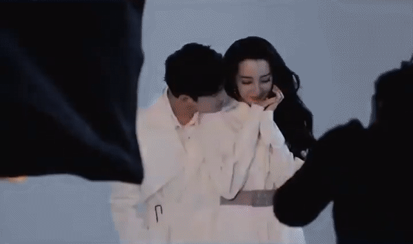 Dương Dương chủ động đòi hôn Địch Lệ Nhiệt Ba ở hậu trường, netizen ngỡ ngàng vì chemistry khác hẳn trên phim - Ảnh 6. Dương Dương chủ động đòi hôn Địch Lệ Nhiệt Ba ở hậu trường, netizen ngỡ ngàng vì chemistry khác hẳn trên phim - Ảnh 6.