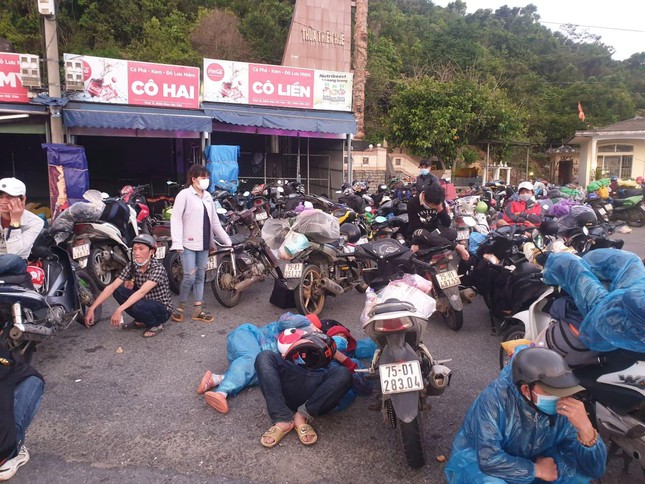 CSGT Đà Nẵng dẹp đường, tiếp sức đoàn xe máy từ TP.HCM vượt đèo Hải Vân về quê - Ảnh 7.