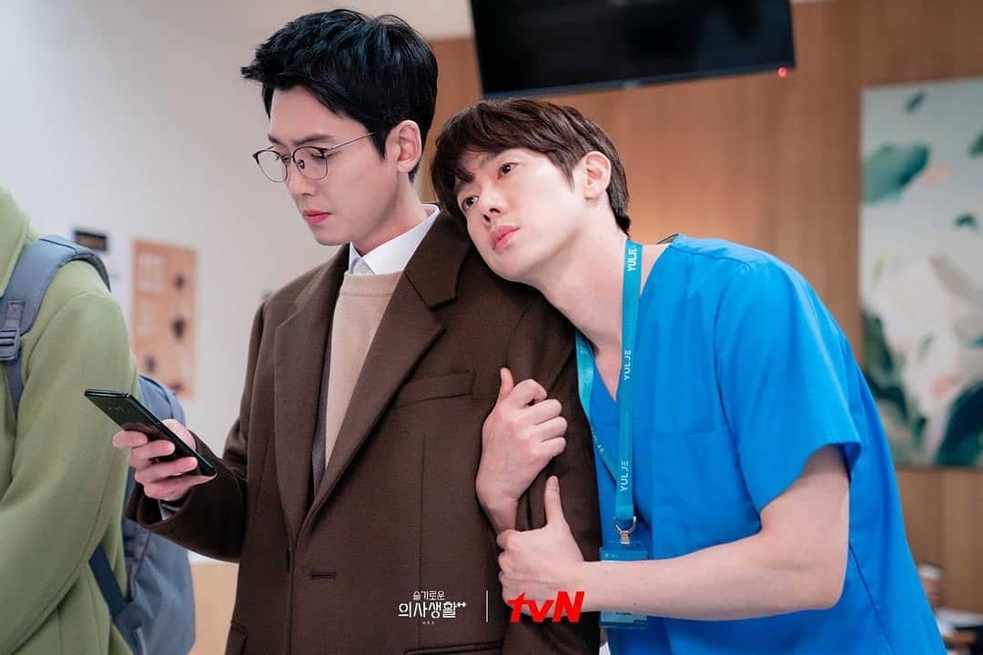 Bác sĩ Jun Wan lộ "hint" sau máy quay Hospital Playlist, lại còn khiến ...