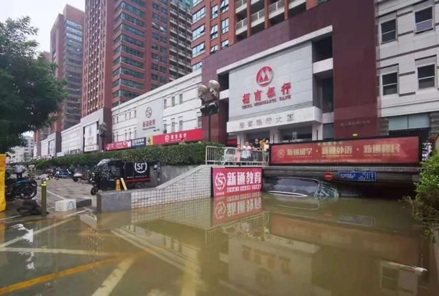 Uống nước mưa cầm hơi suốt 3 ngày 3 đêm mắc kẹt tại hầm xe, người đàn ông sống sót thần kỳ trong trận mưa lũ ngàn năm có một ở Trung Quốc - Ảnh 3.