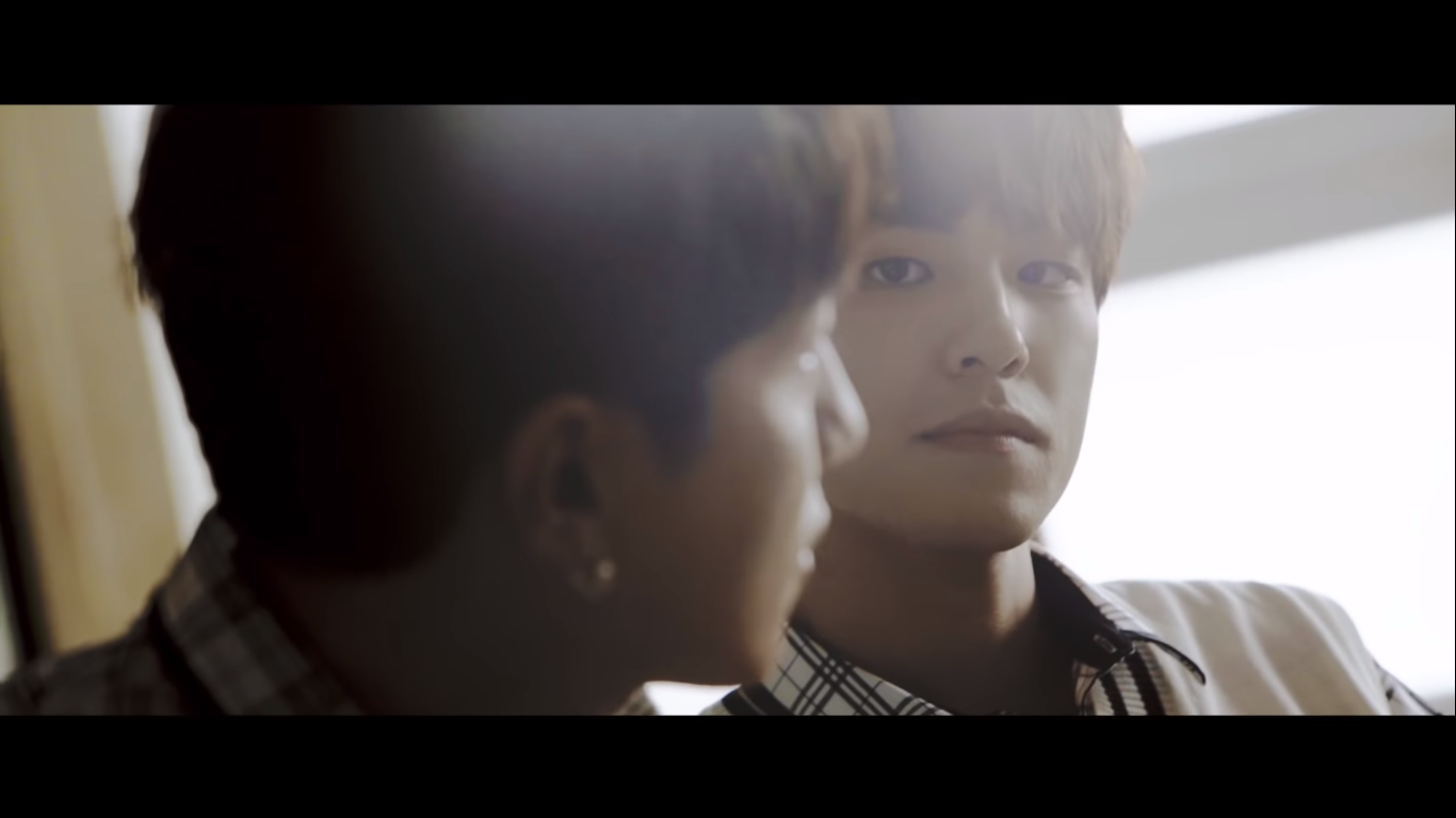 Khi Kpop làm MV về đề tài đồng tính: Nhóm nam khéo léo với chuyện tình buồn, Red Velvet - TWICE lại lộ rõ mồn một - Ảnh 4. Khi Kpop làm MV về đề tài đồng tính: Nhóm nam khéo léo với chuyện tình buồn, Red Velvet - TWICE lại lộ rõ mồn một - Ảnh 4.