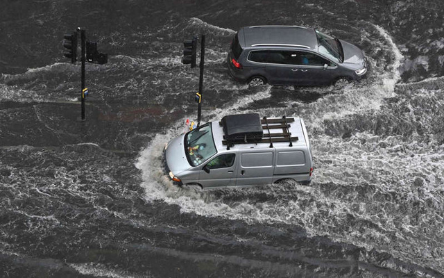 9 người thiệt mạng do lở đất tại Ấn Độ, mưa lớn gây ngập lụt tại thủ đô London - Ảnh 1.