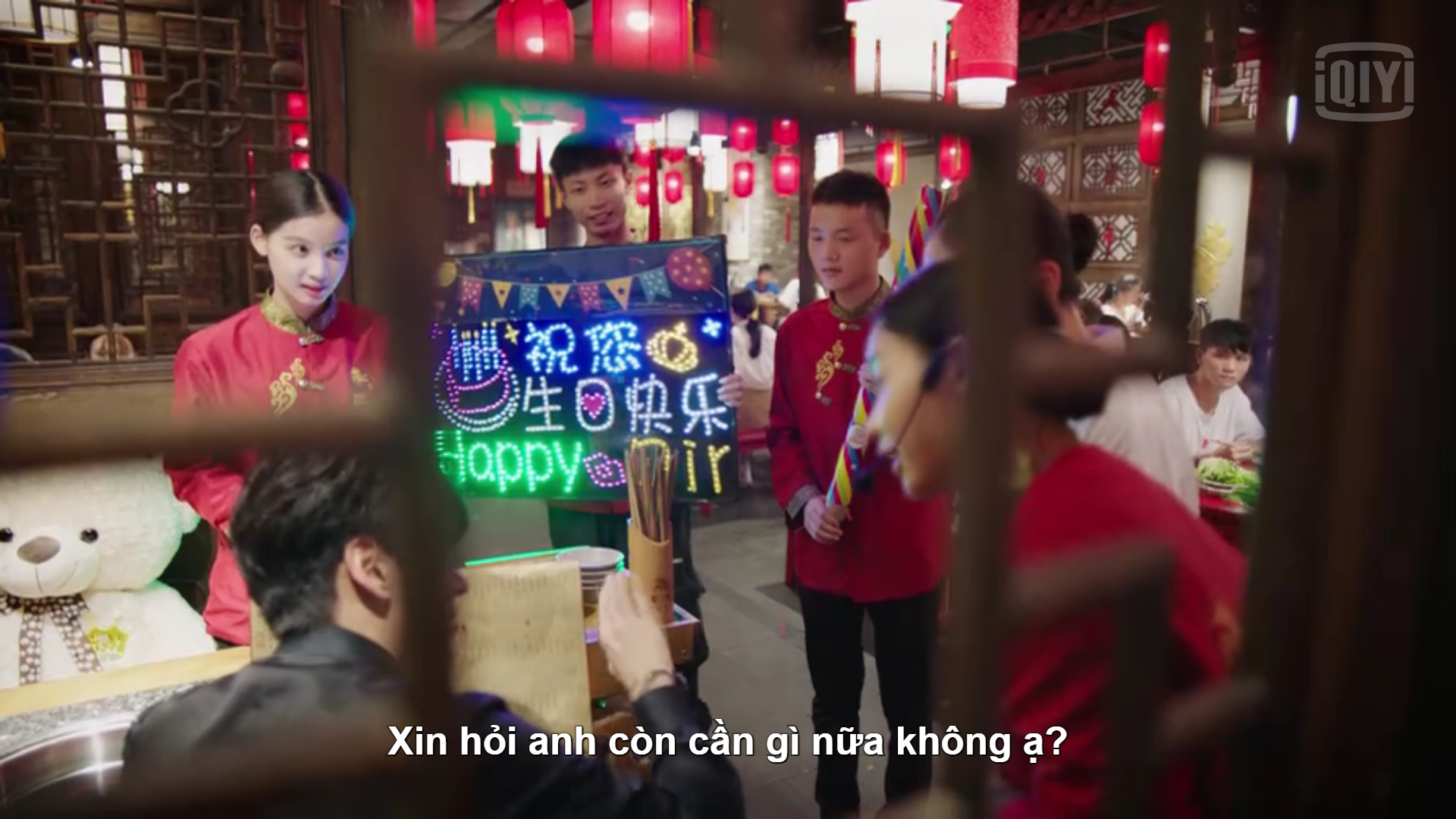 Hạ ti&ecirc;n sinh v&agrave; 4 lần rớt h&igrave;nh tượng v&igrave; vợ con: Bị nữ ch&iacute;nh đ&aacute;nh nhừ tử, su&yacute;t kh&oacute;a m&ocirc;i nam phụ ngay h&agrave;ng lẩu - Ảnh 4.