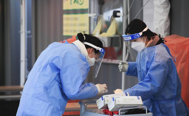Hàn Quốc ghi nhận hơn 1.300 nhiễm mới trong ngày thứ hai liên tiếp - Ảnh 1.
