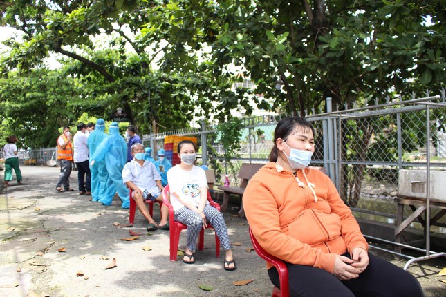 TP.HCM b&aacute;o động F0 lang thang ngo&agrave;i cộng đồng - Ảnh 4.