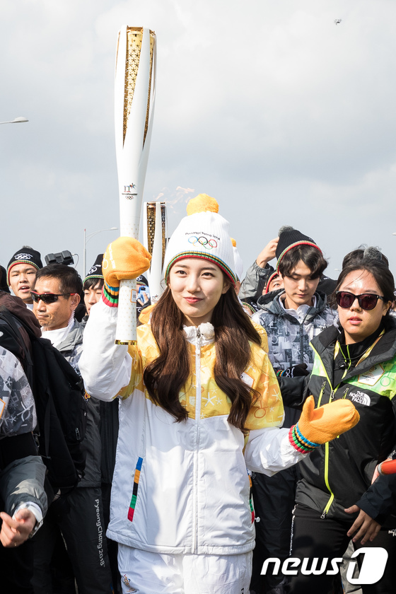 1 nữ thần xứ Hàn từng náo loạn lễ rước đuốc Olympic 2018: Đẹp ngây ngất giữa đoàn diễu hành, chấp ống kính phóng viên zoom sát - Ảnh 8.