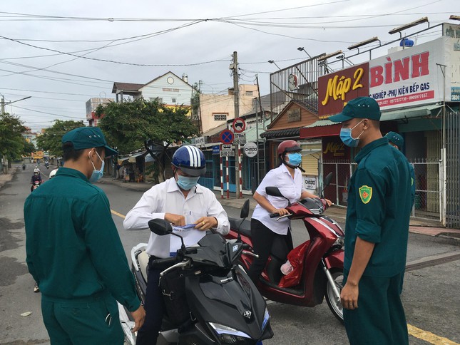 8 tỉnh miền T&acirc;y y&ecirc;u cầu người d&acirc;n kh&ocirc;ng ra đường v&agrave;o buổi tối cả đường bộ v&agrave; đường s&ocirc;ng - Ảnh 1.