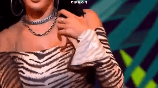 Khoảnh khắc g&acirc;y sốt nhất h&ocirc;m nay: Gặp nh&oacute;c t&igrave; bị tuột d&acirc;y &aacute;o, Jackson Wang (GOT7) c&oacute; h&agrave;nh động tinh tế khiến netizen nức nở - Ảnh 4.