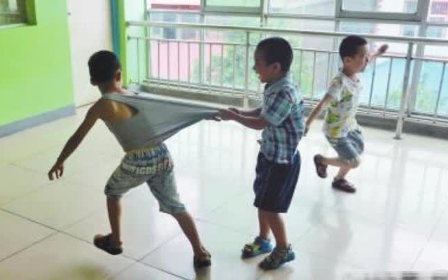 Mẹ dạy "ai đánh con thì phải cho chúng bài học nặng hơn", không ngờ đứa trẻ gây ra một bi kịch động trời, người mẹ hối hận không kịp
